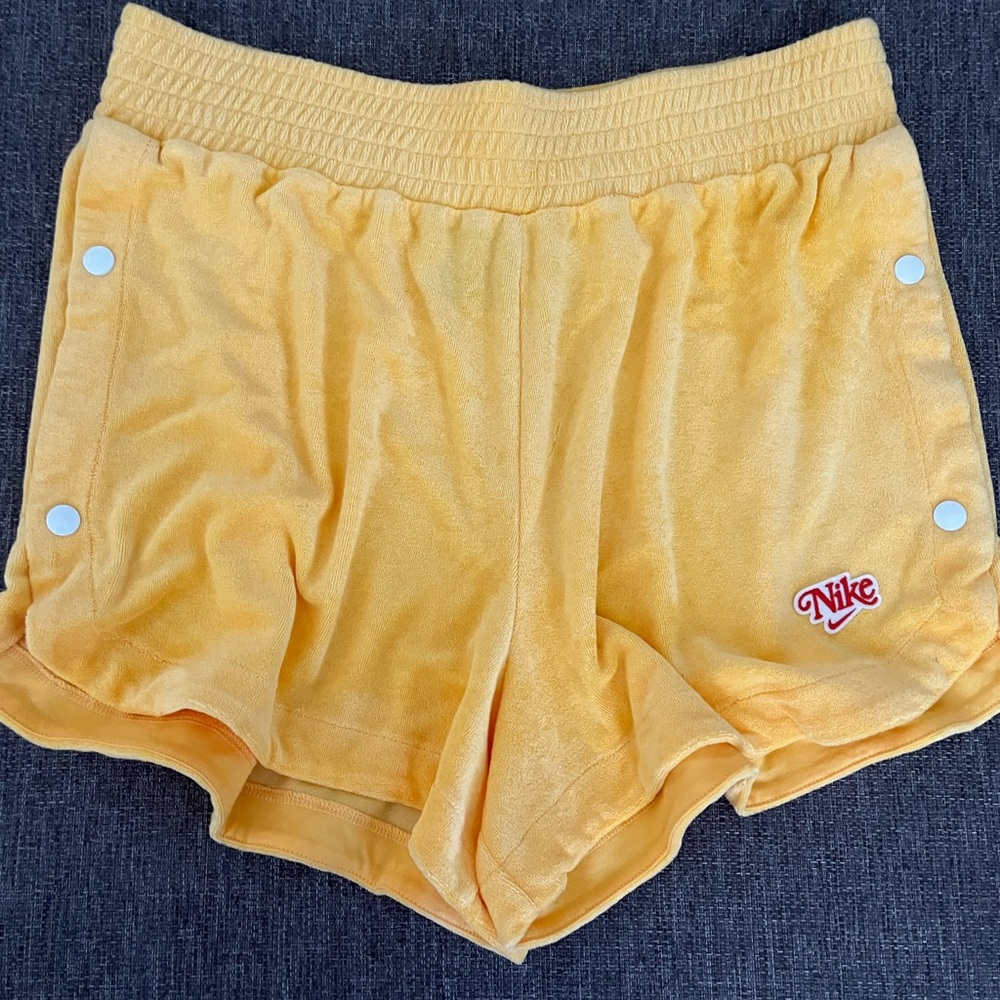Nike short size L